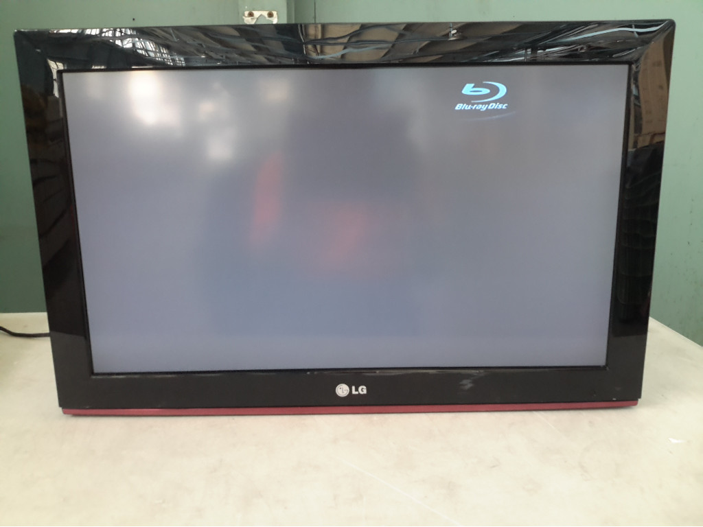 26" LCD TV (Without Stand), LG 26LD350-TA, Unit Powers On ...