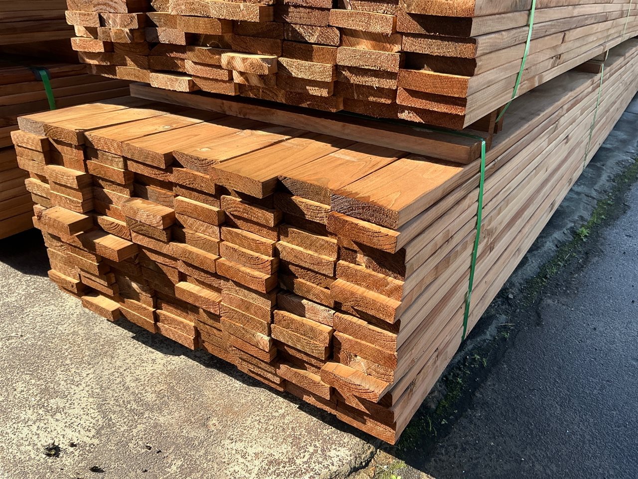 90 x 22, Tinted Pine, Merch Decking, 120 pcs @ 5.4 M, 648 Lin Metres Total Pk 870305
