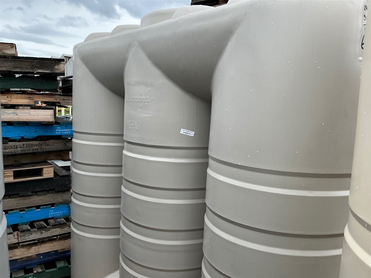 2000L Slimline Tank (TSL440), Wallaby, Tank #683, Serial 041C26022304 — External defect. Cosmetic only.