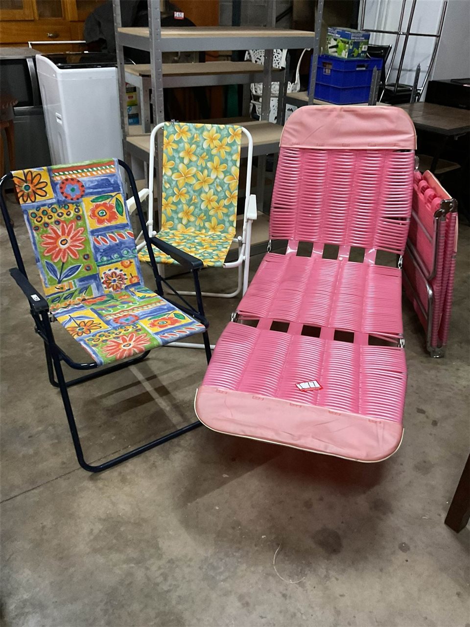 2 Pink Lazy Boy Lounges And 2 Easy Fold Outdoor Chairs