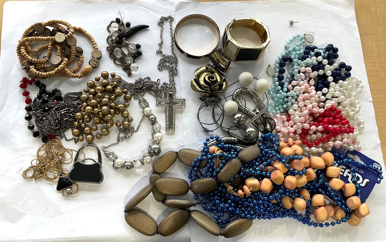 Quantity of Costume Jewellery