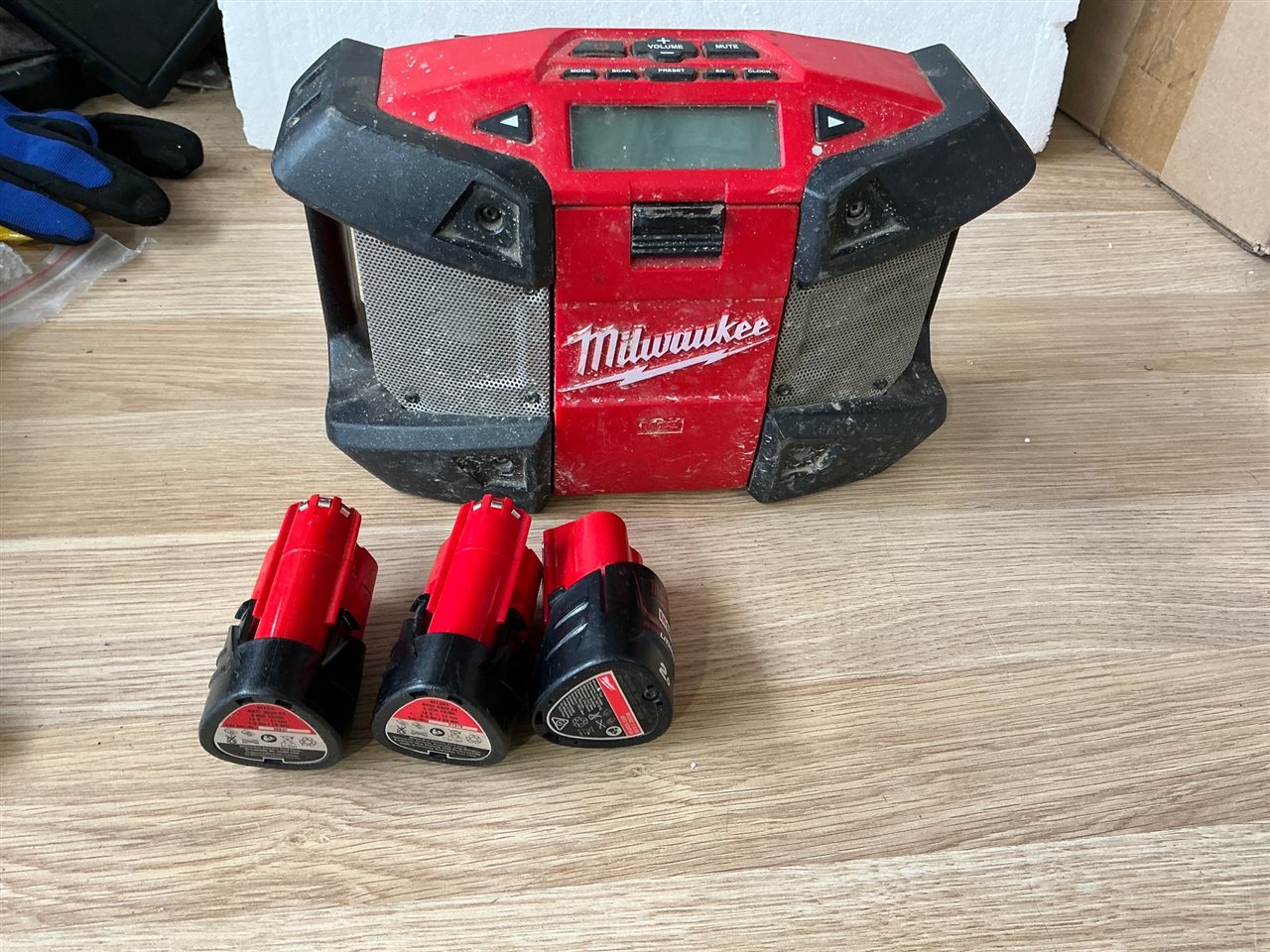Milwaukee Cordless 12 V Radio with 3 x 12 V Batteries