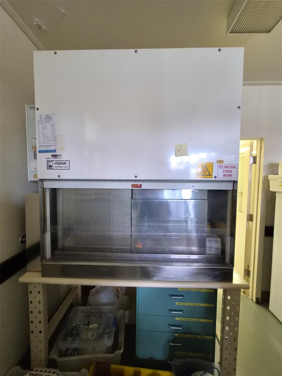 Oliphant Laminar Flow Cabinet