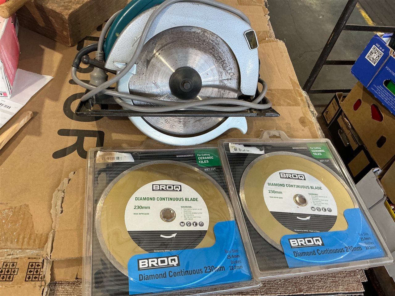 Makita 235 mm Circular Saw and 2 Diamond Blades