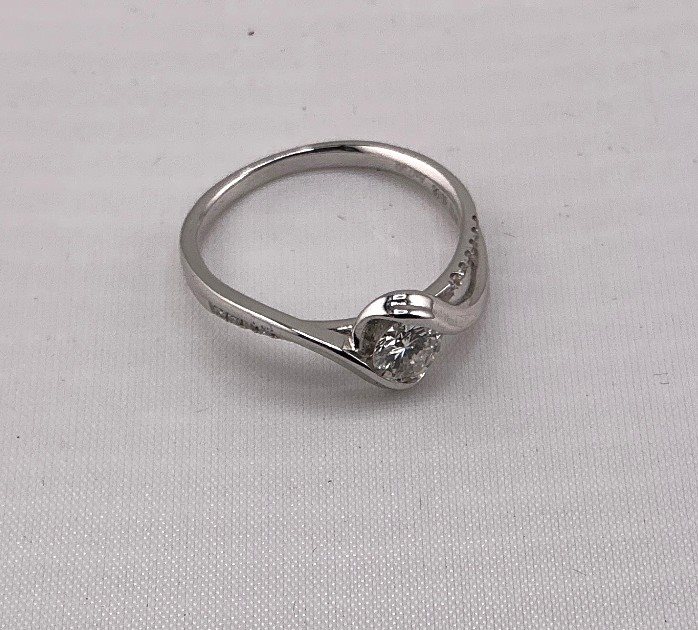 18ct White Gold Diamond Ring