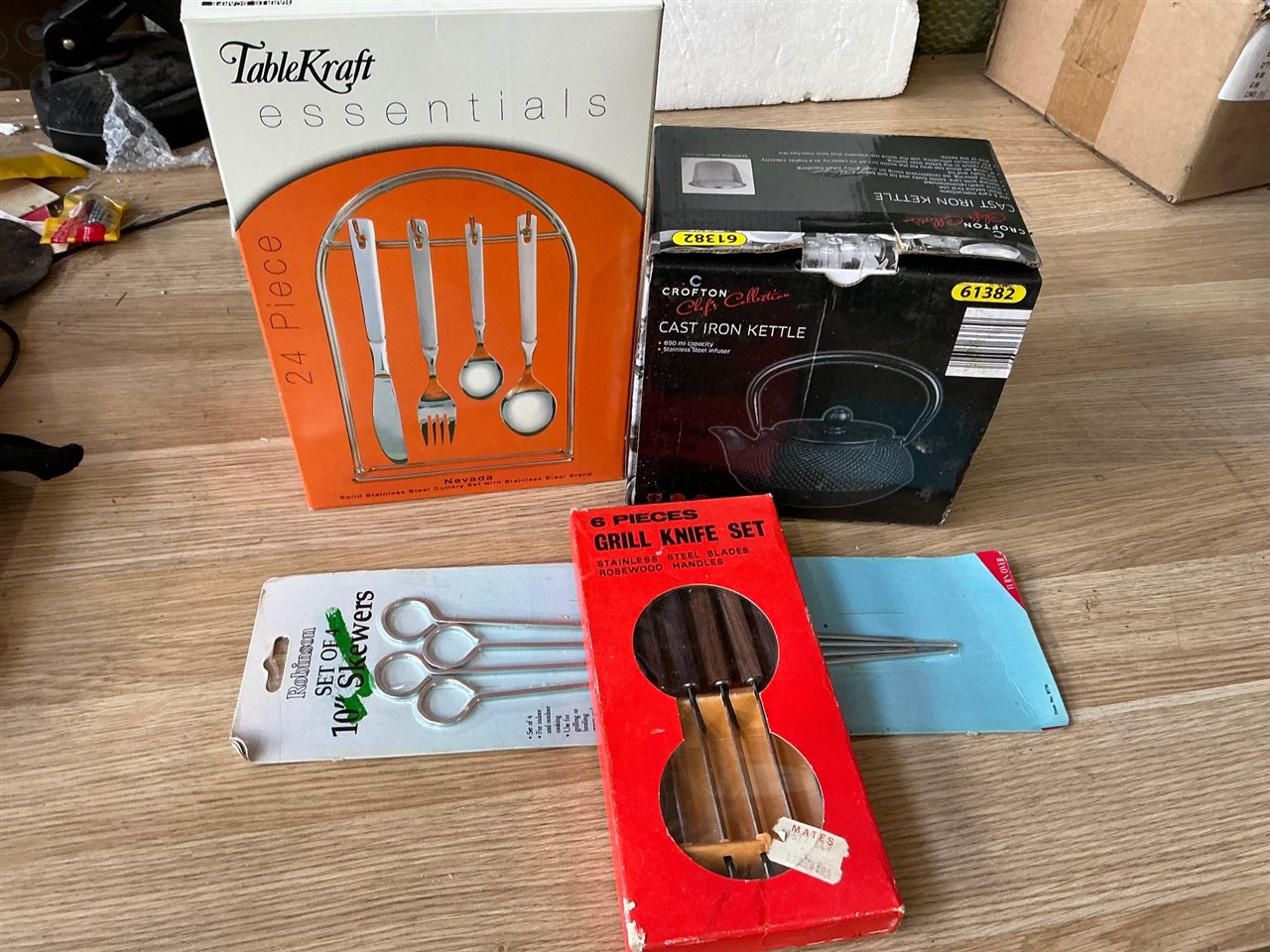 Cutlery Set 24 Piece, Cast Iron Kettle,, Grill Knives and Skewers