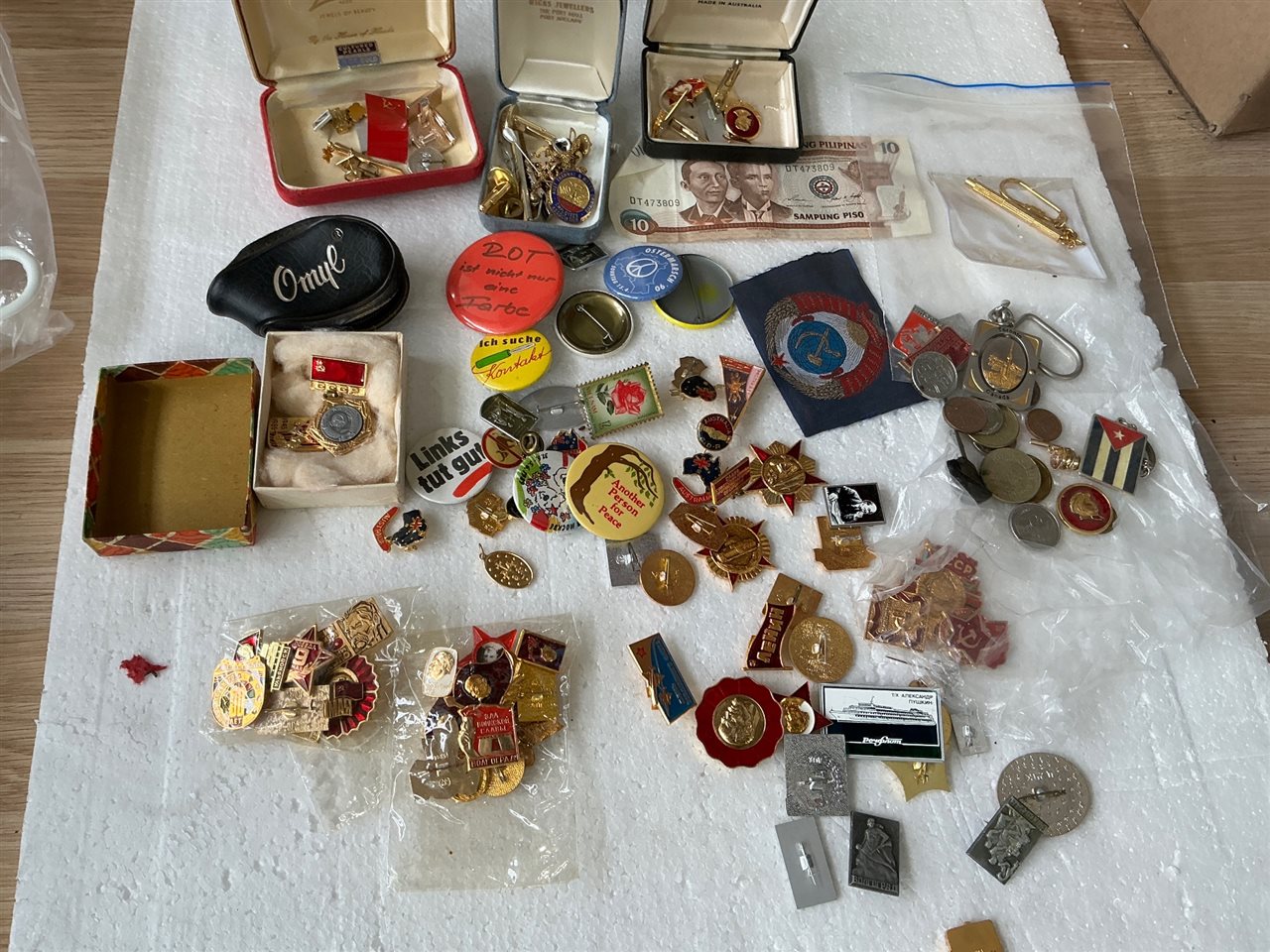Quantity of Badges , Pins , Cufflinks