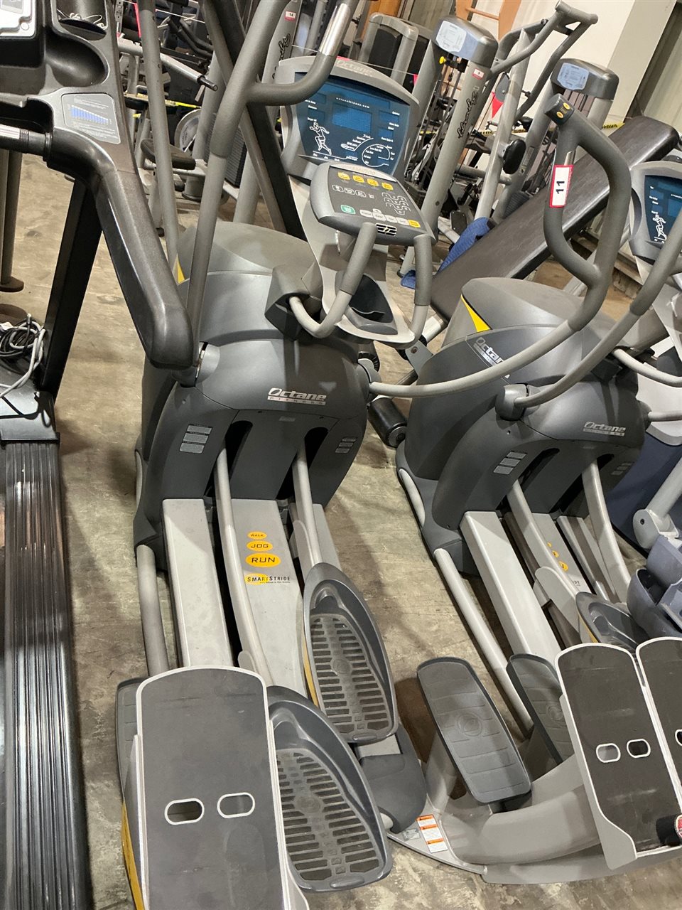 Octane Fitness Pro 4700 Cross Trainer, SmartStride, Moving Handlebars