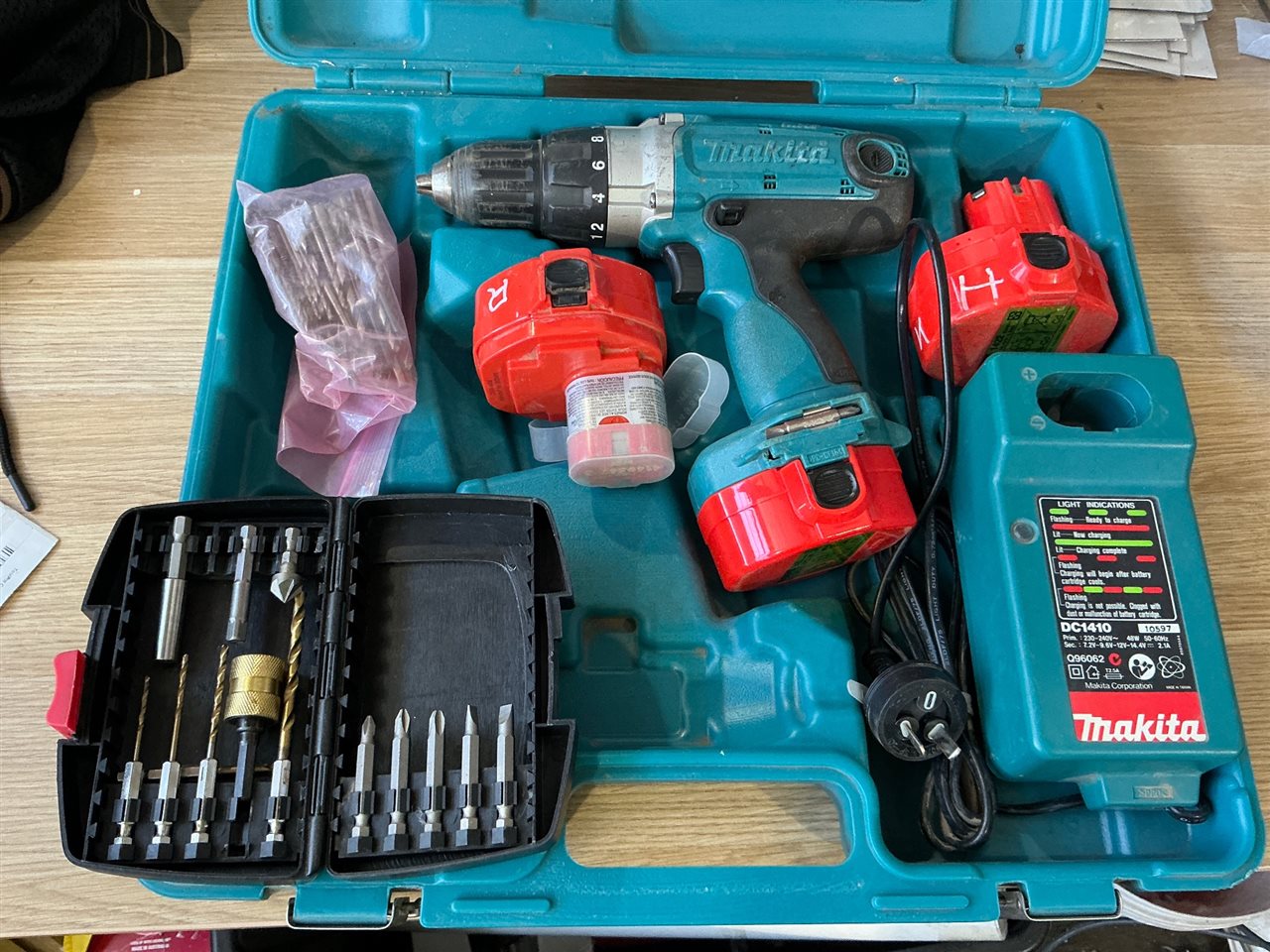 MAKITA Cordless 12 V Drill Set - Not Tested