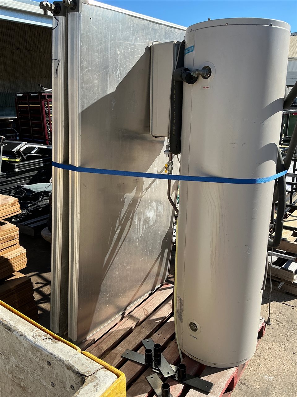 Rinnai Sunmaster Solar / Gas Hot Water Heater- with 2 Hot Water Collector Panels Thumbnail