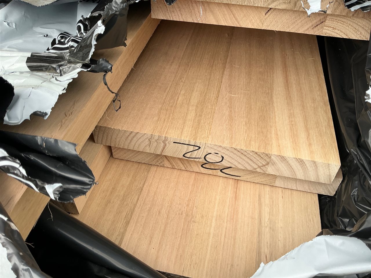 285 x 33, Plantation Shining Gum, Select Grade 4 Laminated, 35 pcs Mixed lengths, 88.1 Lin Metres Total Pk 790842-00 Thumbnail