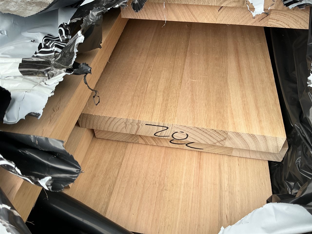 285 x 33, Plantation Shining Gum, Select Grade 4 Laminated, 28 pcs Mixed lengths, 72.6 Lin Metres Total Pk 790846-00