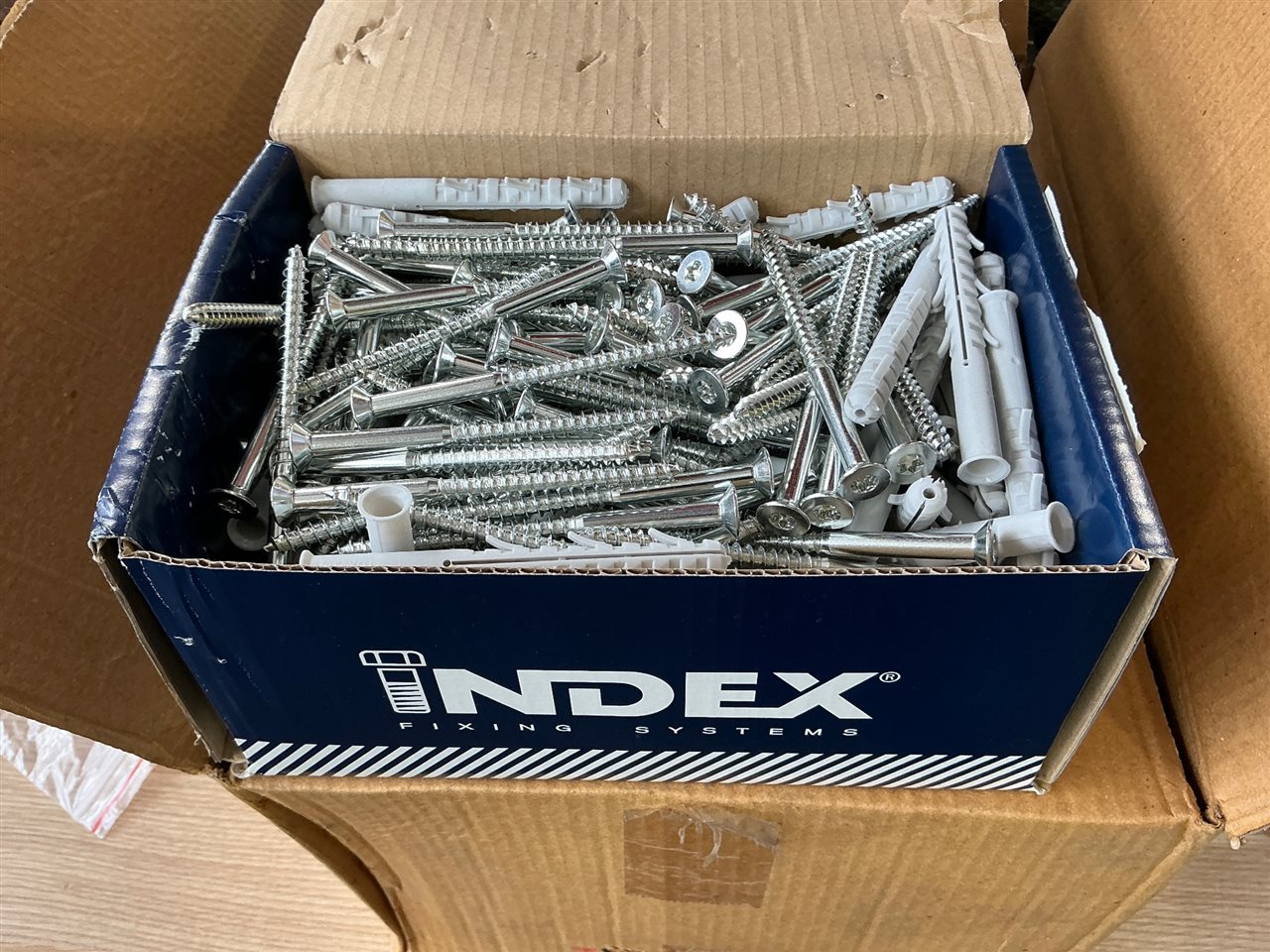 Timber Screw Fasteners with Wall Plug - Packet of 100 -Size 10 x100 - Sold per box of 100 screws