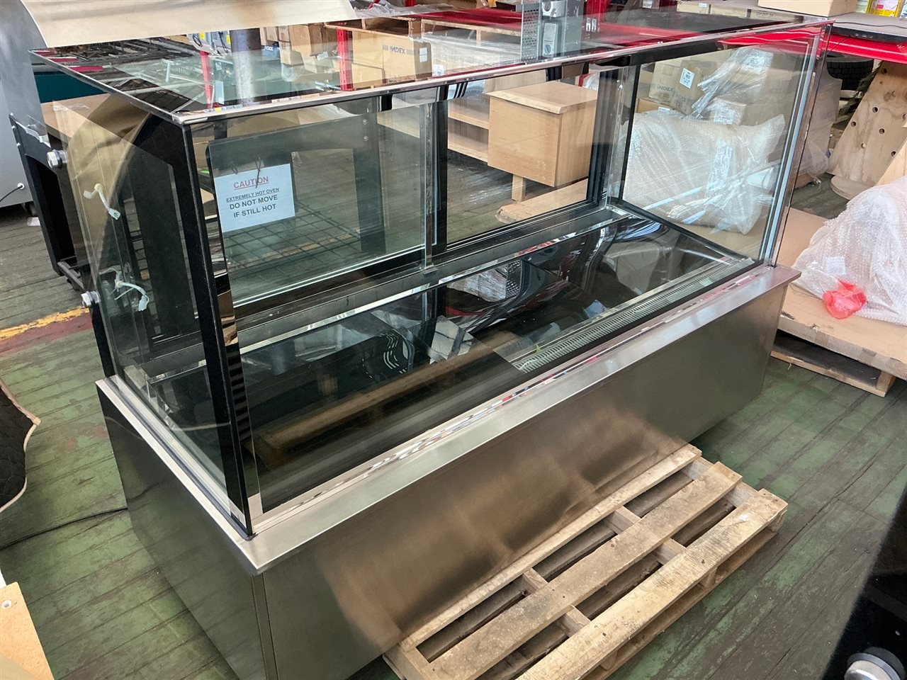 Corolla Cake Display Fridge, 610 Litre, Model No S760v, Excellent Condition - 1800x 750 x1250 mm H Comes with Padded Protective Cover