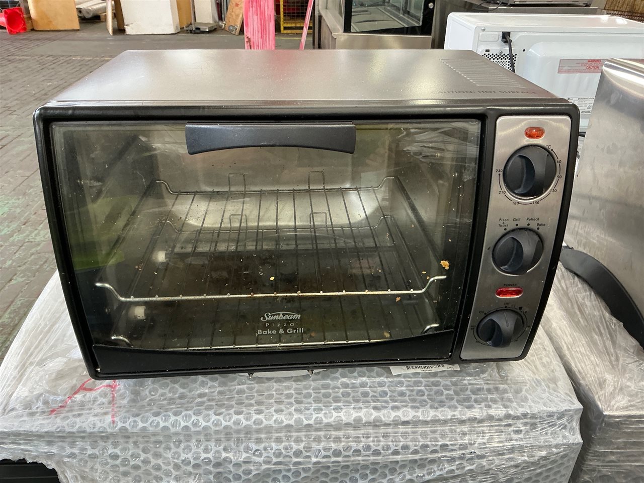 Pizza Bake & Grill, Model BT5300P, 240v, 50Hz, 1600w, Sold As Is Not Tested