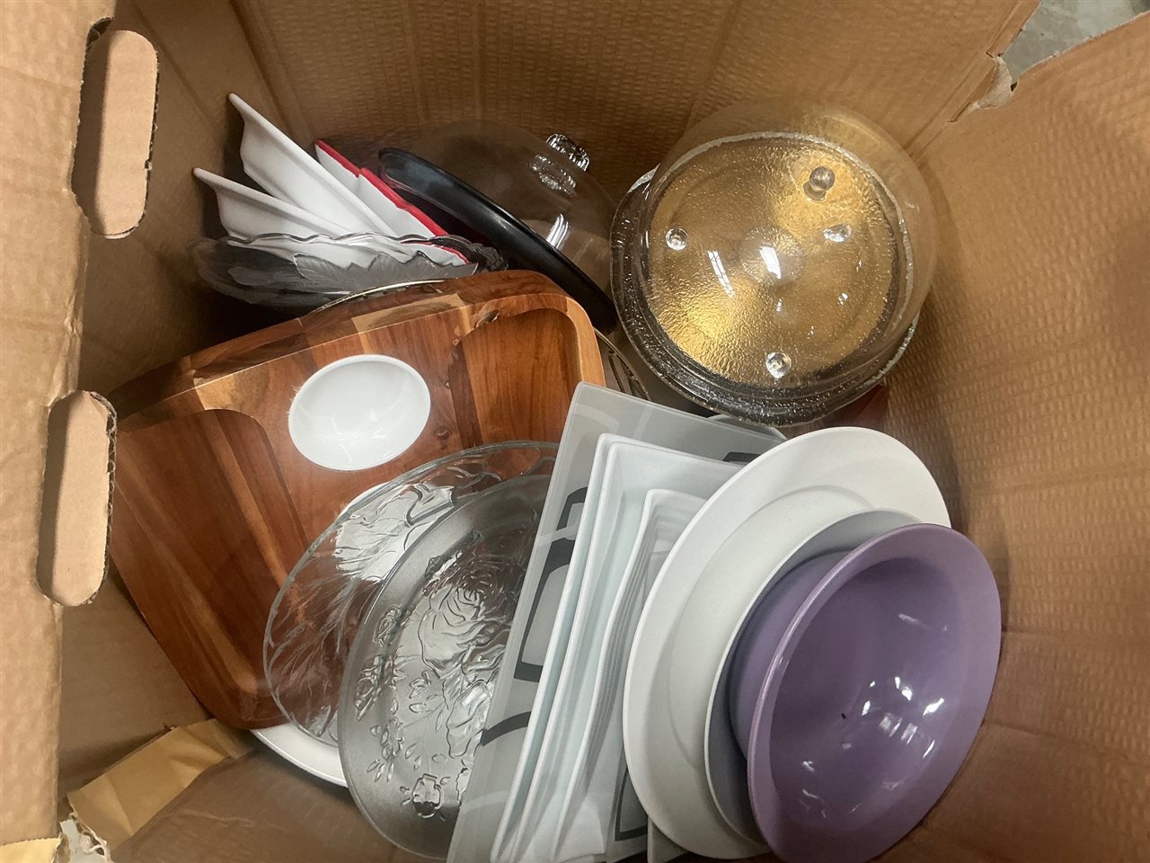Box of Kitchen Ware  (Collect From Greenfields )