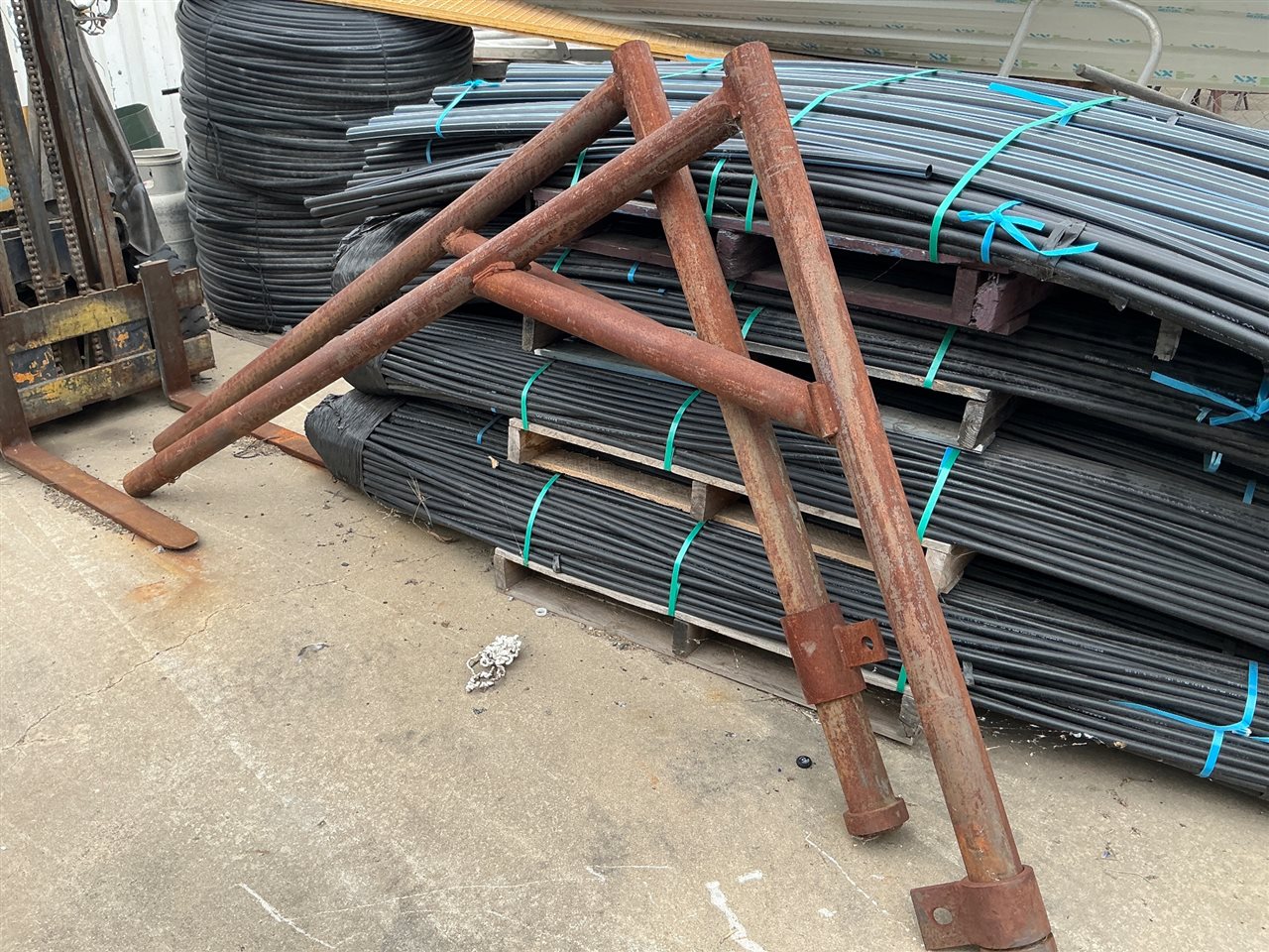 Steel Swivel Gantry - with Base -2400 mm High -( 2 Available - Sold Per Each )  ( Colllecr From Wingfield)