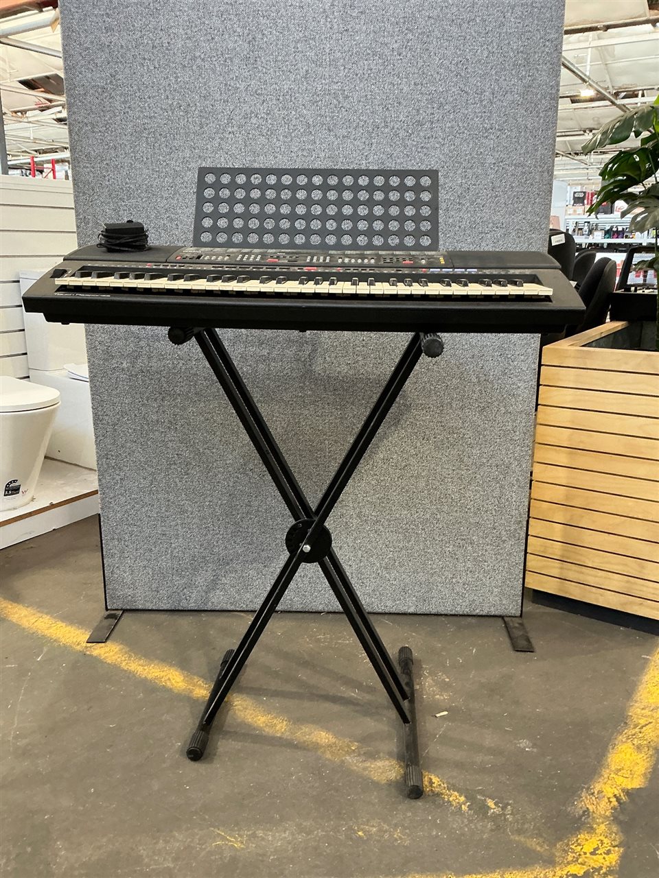 Yamaha Psr-500 Portable Music  Keyboard  (with Stand) – working