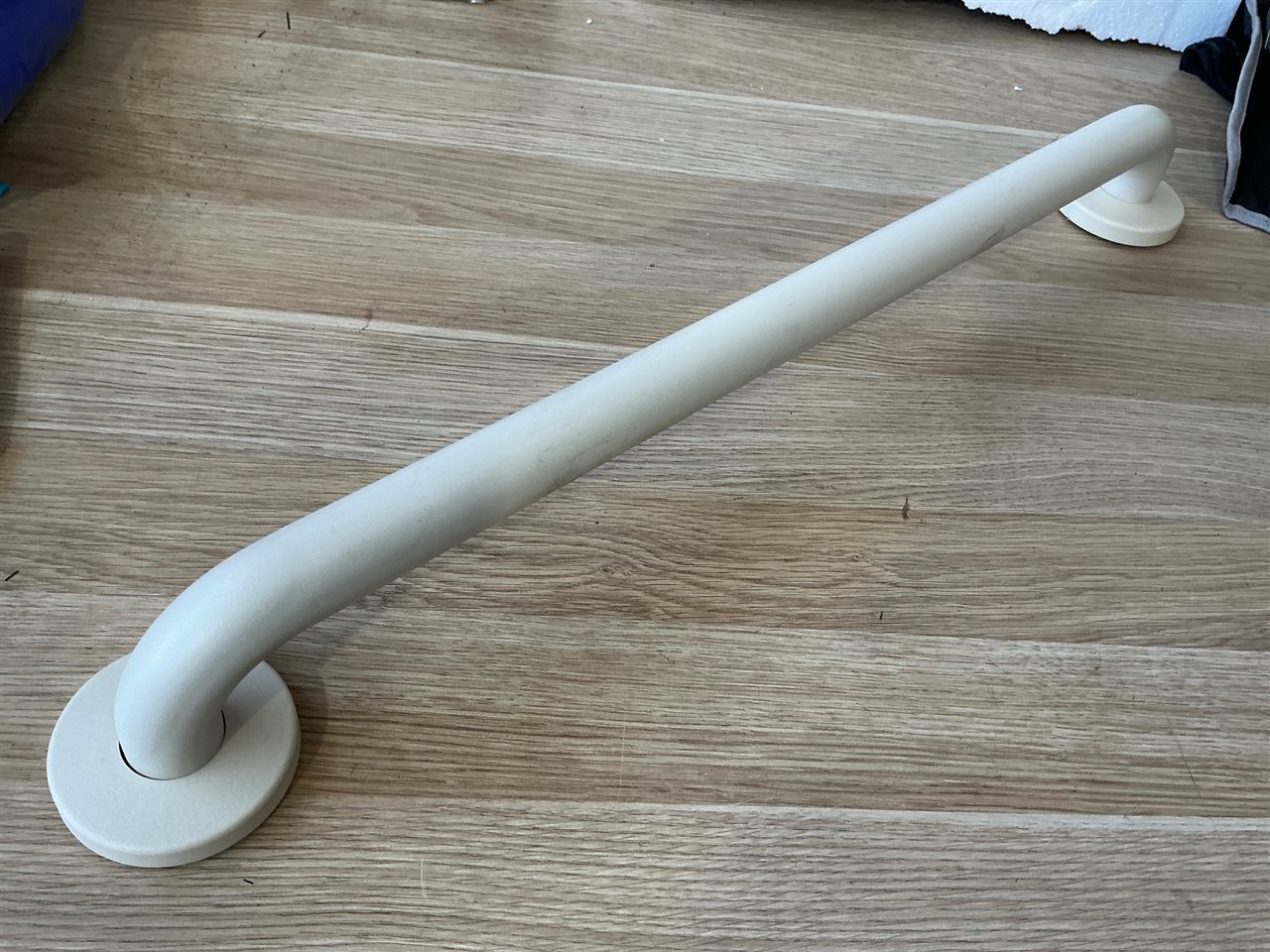 Alum.Grab Handrail -Cream -600 mm - Quantity of 2