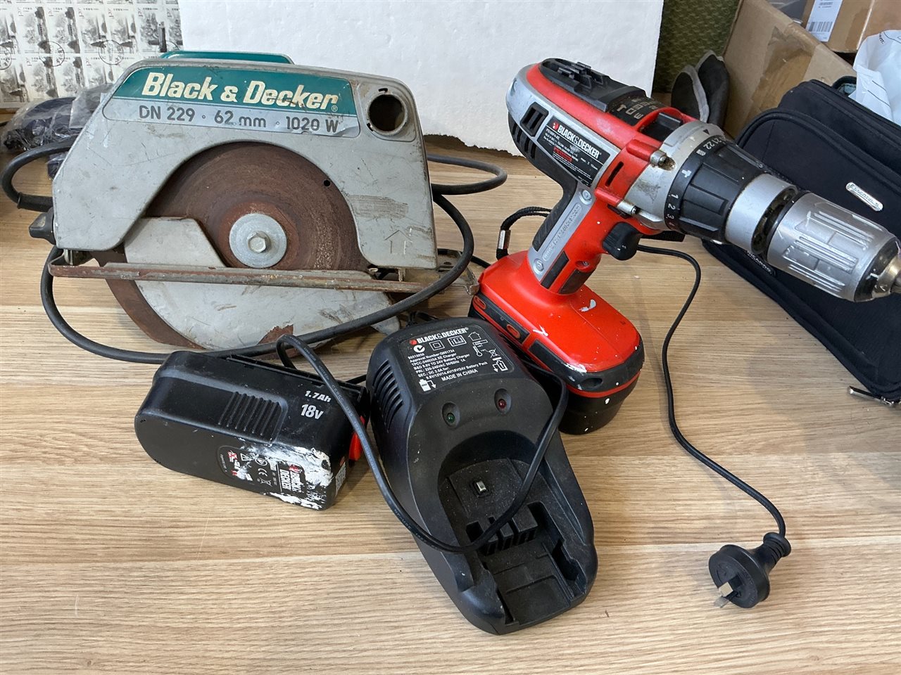 B& D Cordless 18 V Drill with 2 Batteries , Charger and Electric Circular Saw