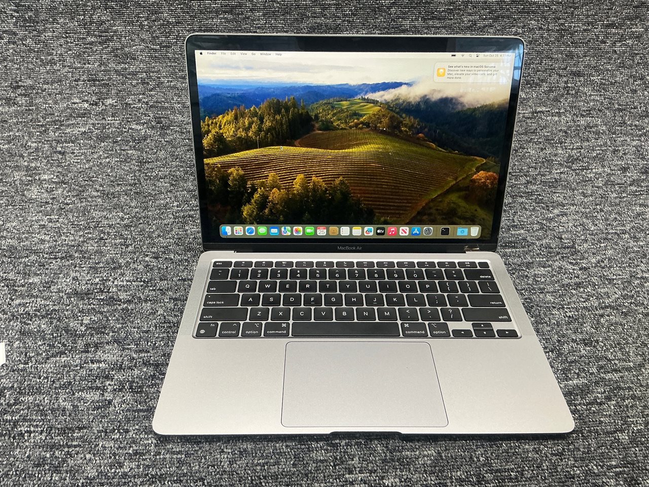 Apple MacBook Air 13.3" M1 2020 - Apple M1 8-Core CPU, 8 GB RAM, 256GB SSD with Adapter