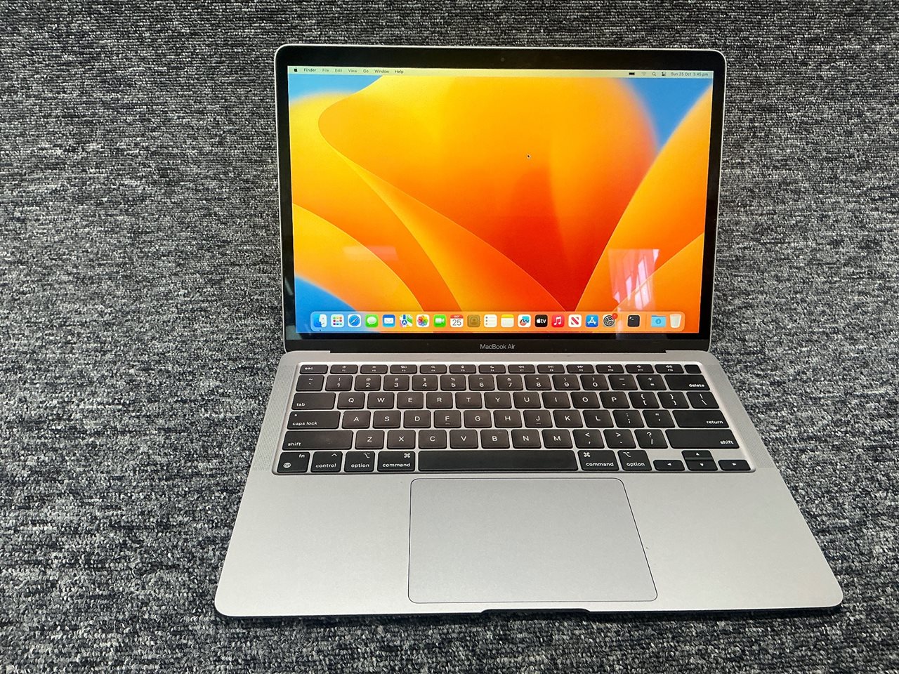 Apple MacBook Air 13.3" M1 2020 - Apple M1 8-Core CPU, 8 GB RAM, 256GB SSD with Adapter