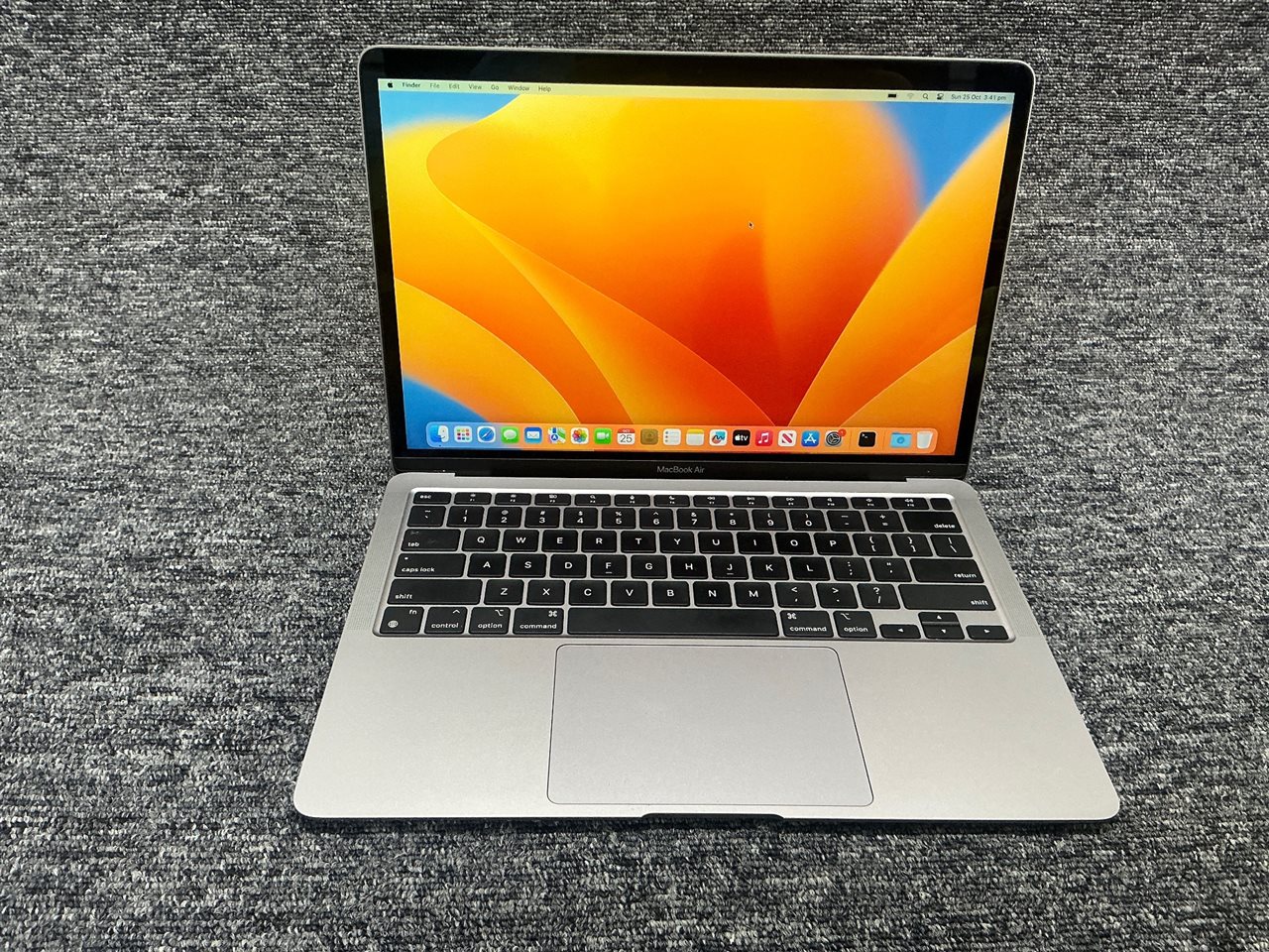 Apple MacBook Air 13.3" M1 2020 - Apple M1 8-Core CPU, 8 GB RAM, 256GB SSD with Adapter