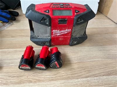 Milwaukee Cordless 12 V Radio with 3 x 12 V Batteries Thumbnail