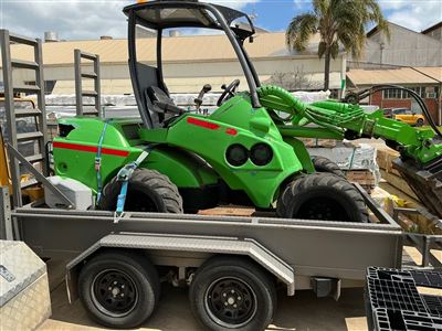 Avant 750 Wheel Loader with Log / Root Grapple -Diesel 49 HP Motor -2483 Hours Showing - Comes with Basic Trailer 10 x 5 Tandem Plant Trailer -Year 2025 (04) -50 mm Tow Hitch - Brakes , GTM 2800 /GTM 2632 -Mass 650 kg.-Trailer Registration Number S 743 TLS -Expiry - 8/04/2027 Thumbnail