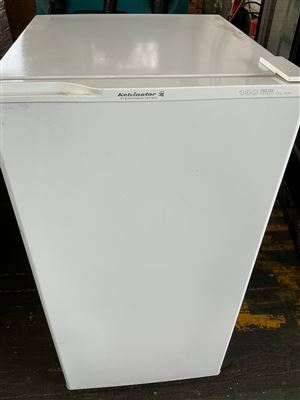 Kelvinator Upright Freezer 140 Litre - Appears to Function Thumbnail