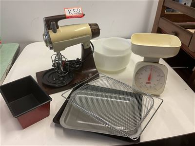 Vintage Sunbeam Mixmaster With 2 Bowls, Scales, Cake Tin And Baking Trays, Not Tested "Sold As Is" Thumbnail