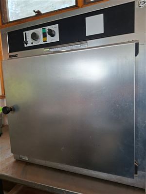 Memmert U 40 Laboratory Oven, 240V 2000W, Rated 220 ° C Thumbnail
