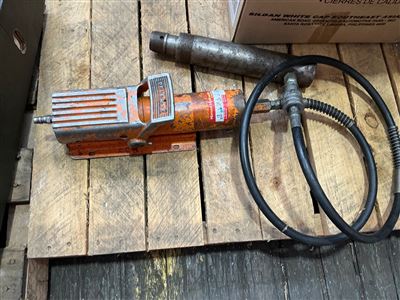Air Hydraulic Pump with 10 Ton Cylinder 10,000 PSI Thumbnail